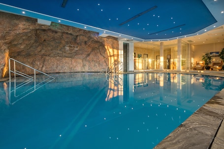 Una piscina techada, una piscina al aire libre de temporada
