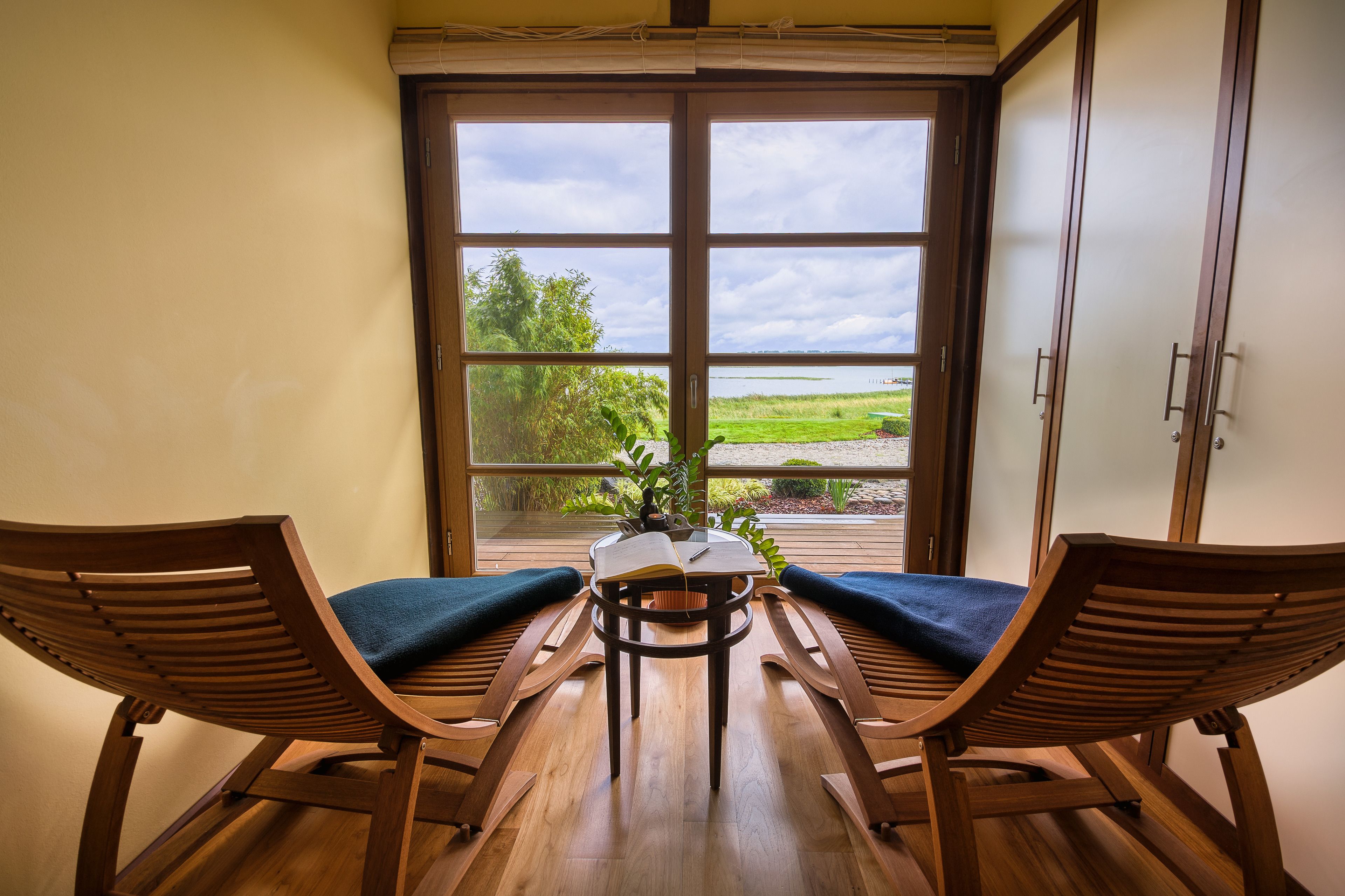 Couples treatment room(s), sauna, aromatherapy, hot stone massages