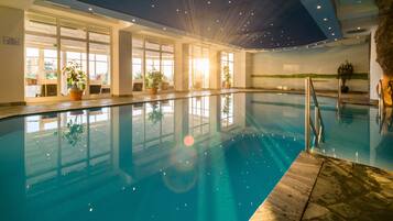 Alberca techada, alberca al aire libre por temporada y camastros