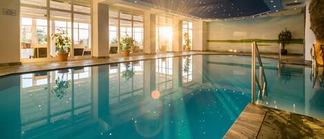 Inomhuspool, en säsongsöppen utomhuspool och solstolar