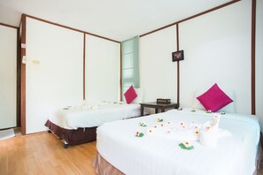 A hotel room with two beds, a small table, and a mirror. - B52 Beach Resort (Ko Pha-ngan)