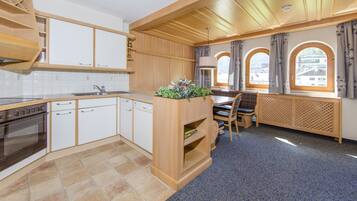 Apartment, 3 Schlafzimmer, Balkon, Bergblick (App 21) | Eigene Kochnische | Kühlschrank, Wasserkocher mit Kaffee-/Teezubehör, Wasserkocher