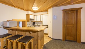 Apartament, 3 dormitoris, balcó (App 10/20) | Cuina bàsica privada | Frigorífic, cafetera i tetera, bullidora elèctrica i trona
