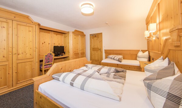 Apartment, 3 Bedrooms, Balcony (App 10/20) | In-room safe, free WiFi, bed sheets