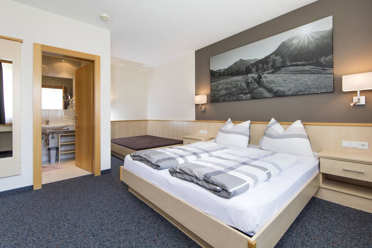Apartment, 1 Bedroom, Balcony, Mountain View (App 22) | In-room safe, WiFi (free), bed sheets