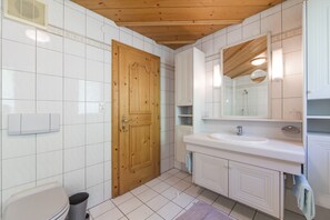 Apartment, 3 Bedrooms, Balcony, Mountain View (App 21) | Bathroom | Shower, hair dryer, towels