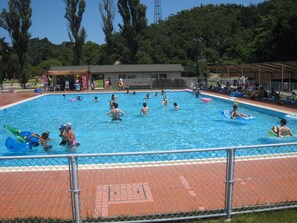 Una piscina al aire libre de temporada