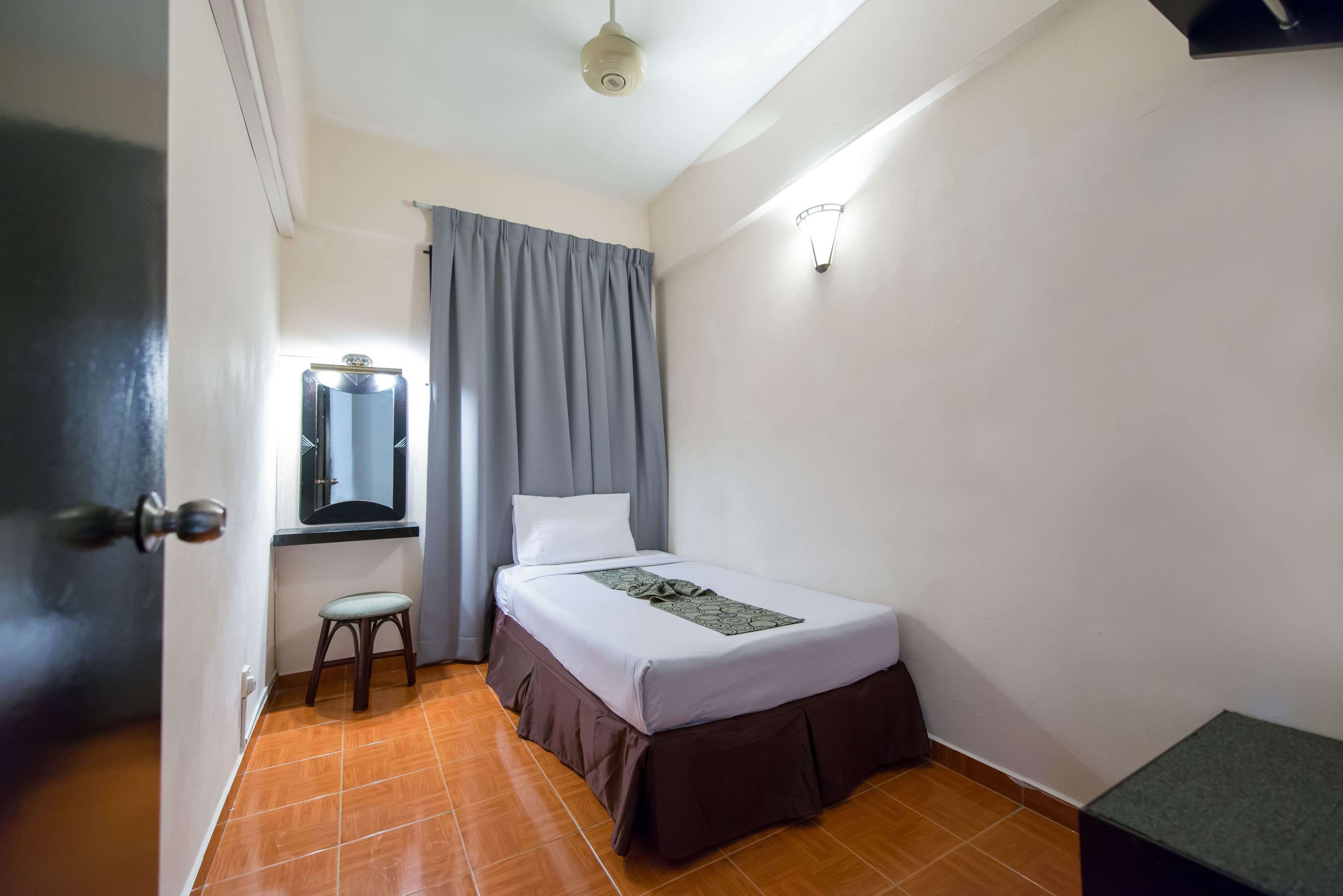 Blendingsgardiner, strykejern/-brett, wi-fi og sengetøy