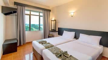 Cortinas blackout, tabla de planchar con plancha, wifi y ropa de cama