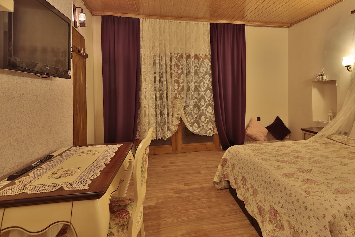 Habitación Elite | Ropa de cama de alta calidad y escritorio