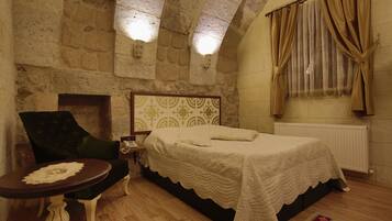 1 bedroom, premium bedding, desk, laptop workspace