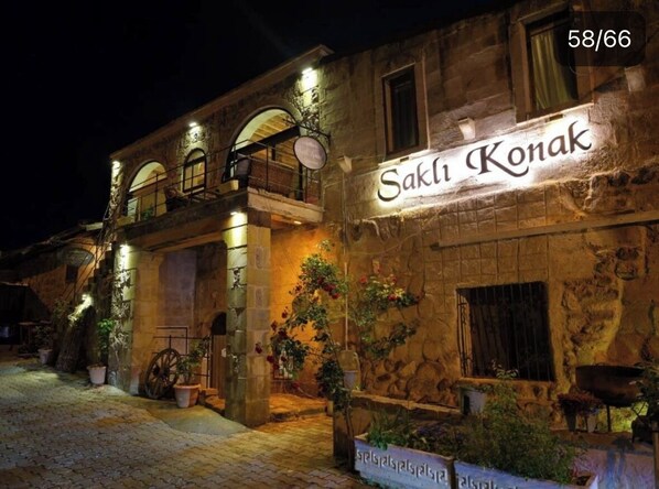 A stone building with a sign reading "Sakli Konak" at night. - Saklı Konak Cappadocia (Nevsehir)