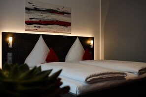 Deluxe tweepersoonskamer, 1 slaapkamer | Hypoallergeen beddengoed, een minibar, een kluis op de kamer, een bureau