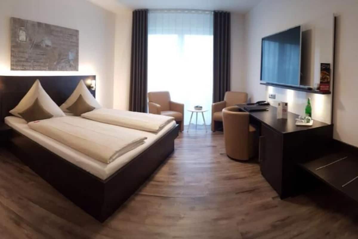 hypo-allergenic bedding, minibar, in-room safe, desk