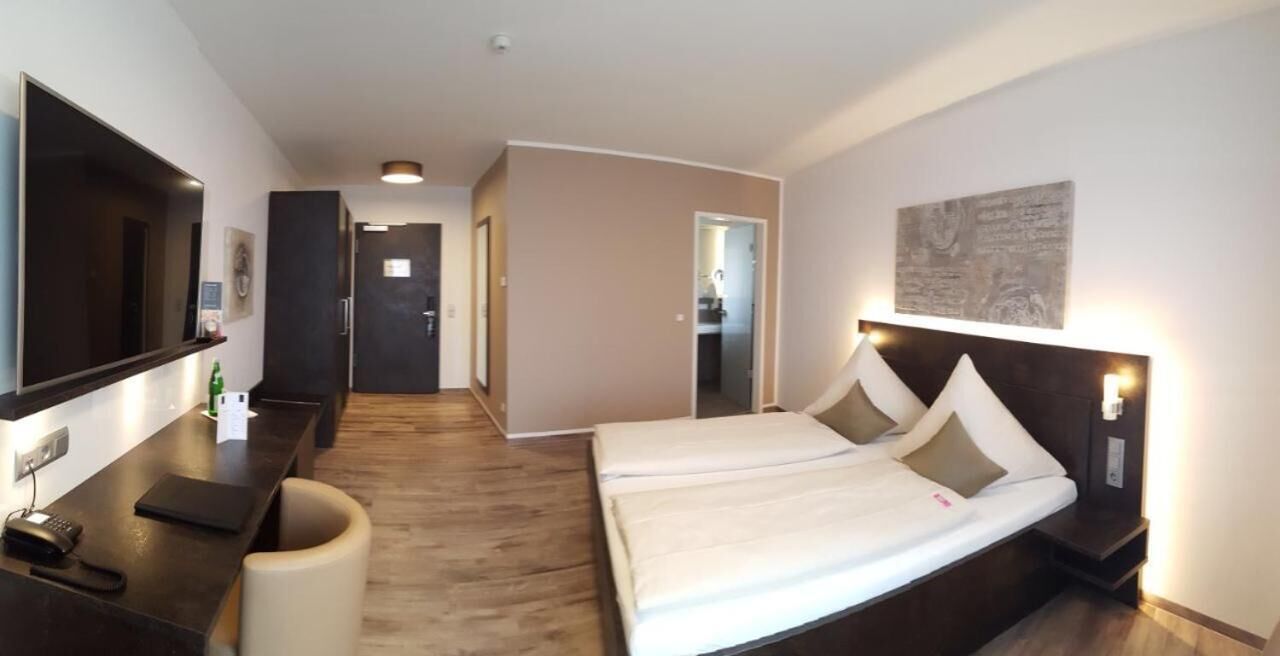 hypo-allergenic bedding, minibar, in-room safe, desk