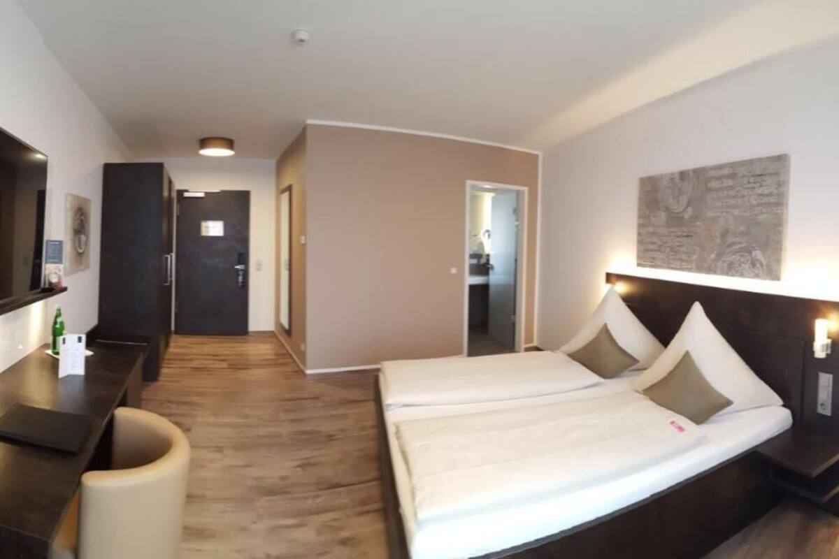 hypo-allergenic bedding, minibar, in-room safe, desk