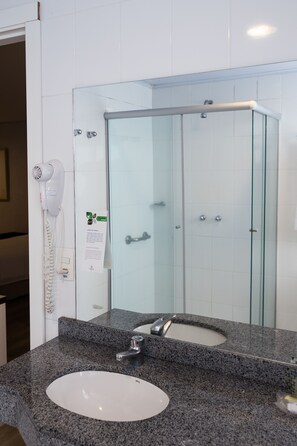 Classic Triple Room | Bathroom | Shower, free toiletries, hair dryer, towels - Master Express Moinhos de Vento (Porto Alegre)