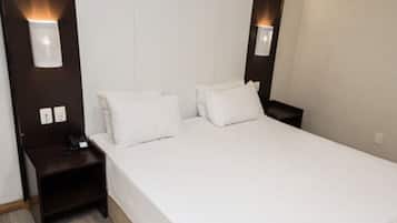 Frigobar, cofres nos quartos, escrivaninha, cortinas blackout
