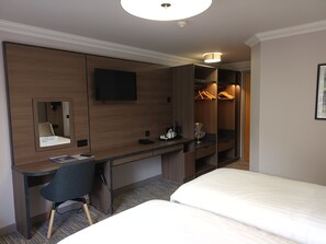 Desk, iron/ironing board, rollaway beds, free WiFi - The Corn Mill Lodge Hotel (Leeds)