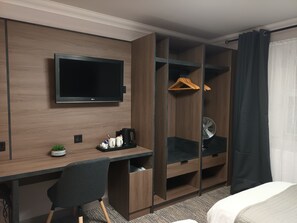Standard Twin Room, 2 Twin Beds | Desk, iron/ironing board, free WiFi, bed sheets - The Corn Mill Lodge Hotel (Leeds)