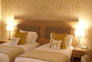 Standard Room | Desk, laptop workspace, blackout drapes, iron/ironing board