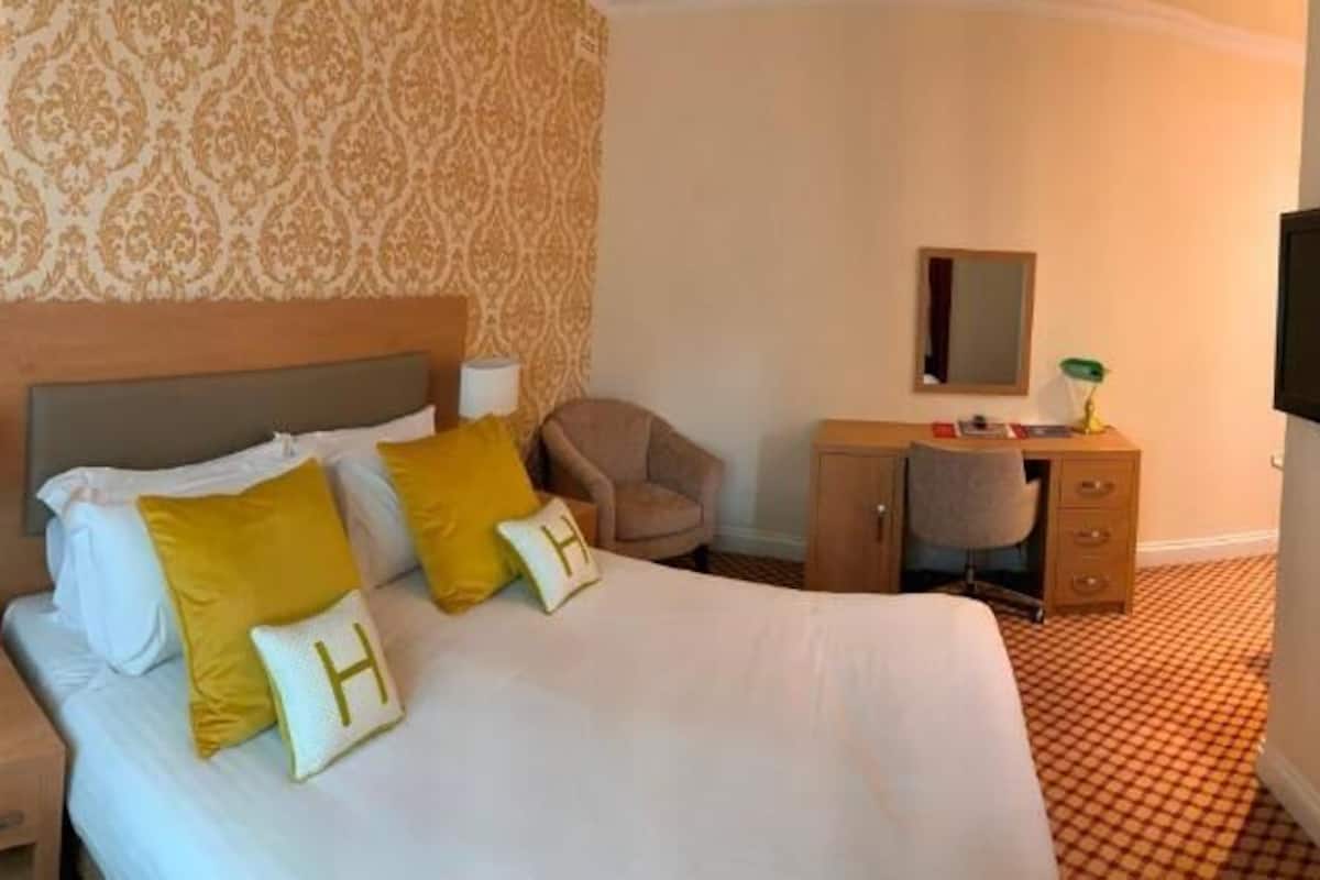 Standard Room | Desk, laptop workspace, blackout curtains, iron/ironing board