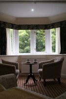 Íróasztal, laptophoz jól használható munkafelület és sötétítőfüggöny