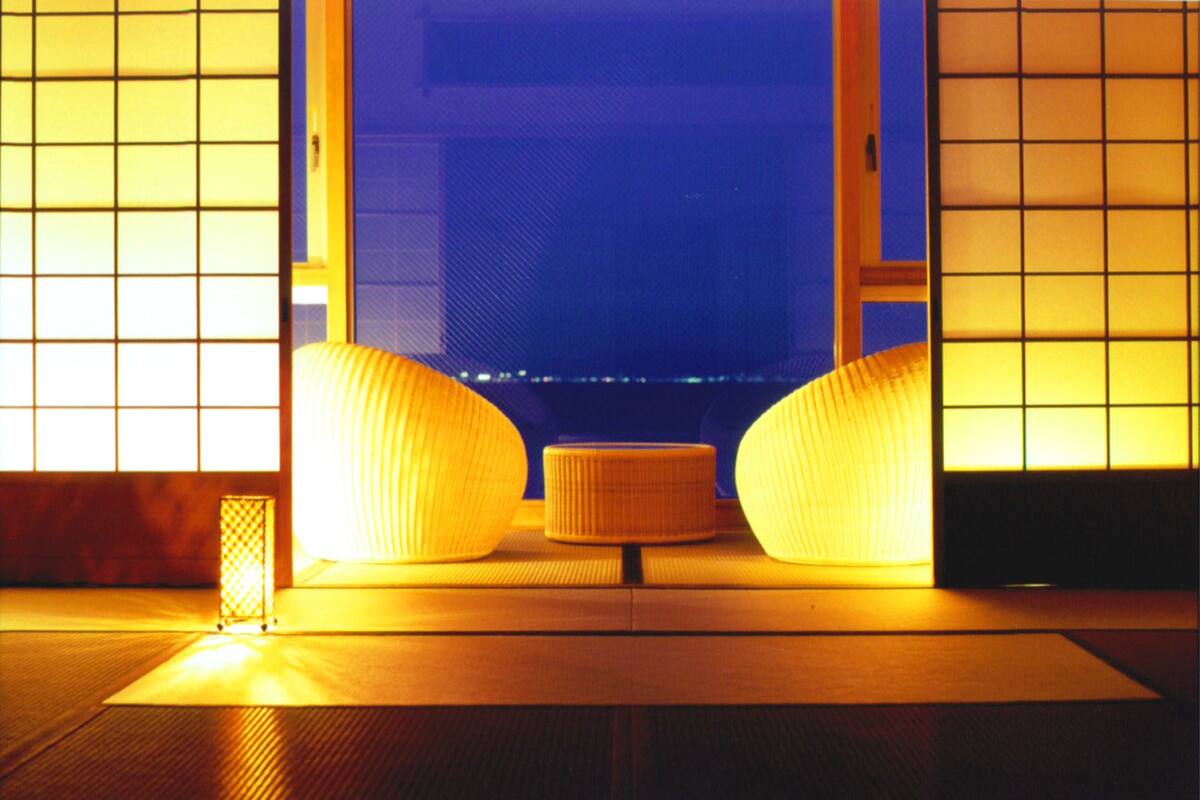 Tradisjonelt rom (Japanese Room (Riraku)) | Oppholdsområde | En 32-tommers LCD-TV med digitale kanaler samt TV og DVD-spiller