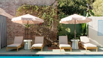 Piscine extérieure, parasols de plage, chaises longues
