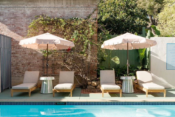 Piscina a l'aire lliure, para-sols i gandules