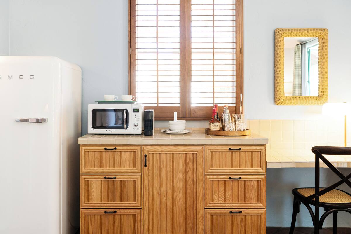 fridge, coffee/tea maker