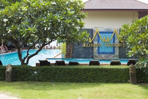 Outdoor pool, open 9:00 AM to 9:00 PM, sun loungers - Tommy Resort (Ko Pha-ngan)