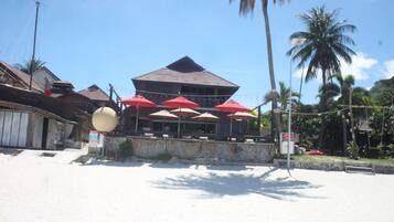 Se sirven desayunos y almuerzos; cocina tailandesa; con vista a la playa