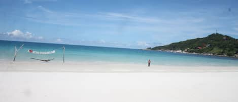 Sur la plage, serviettes de plage, volleyball