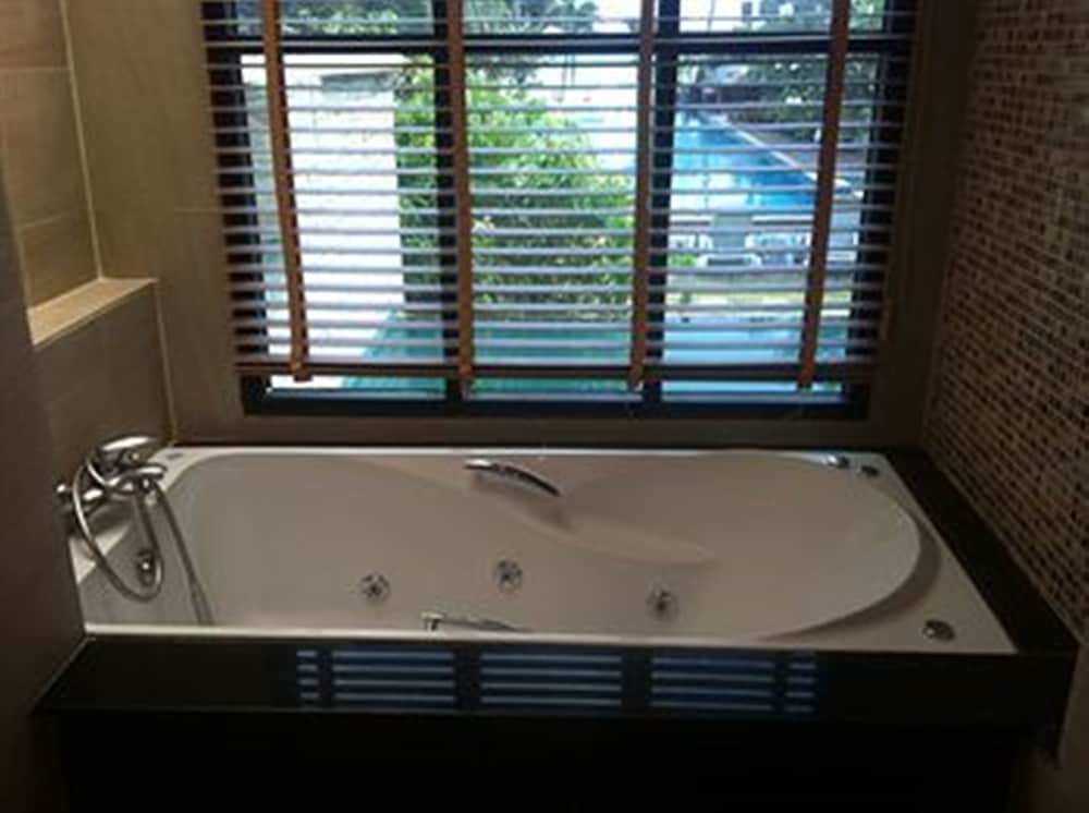 Tommy Resort by null