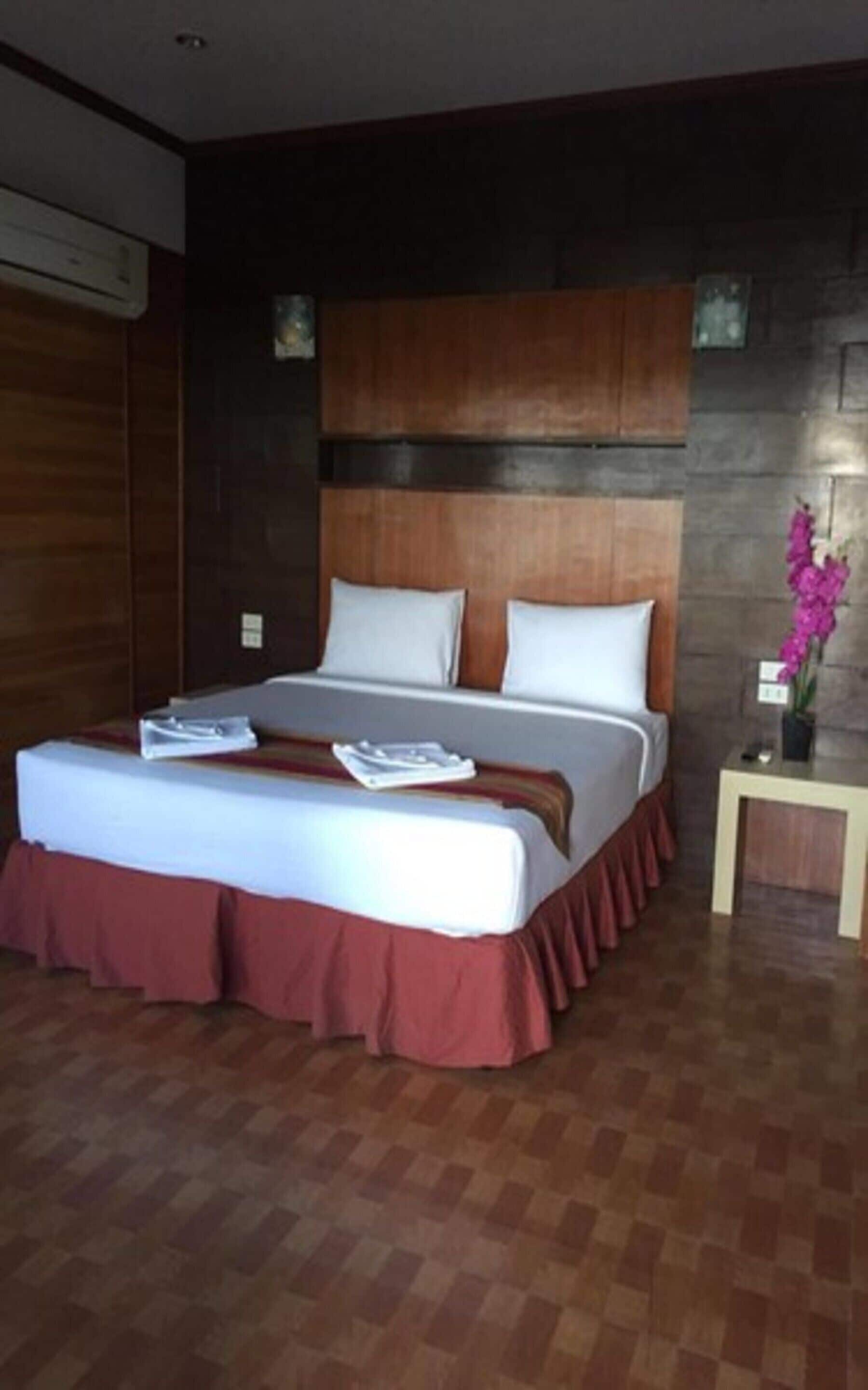 bungalow beachfront | minibar, in-room safe, desk, blackout curtains