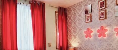 Habitación doble | Ropa de cama de alta calidad y decoración individual