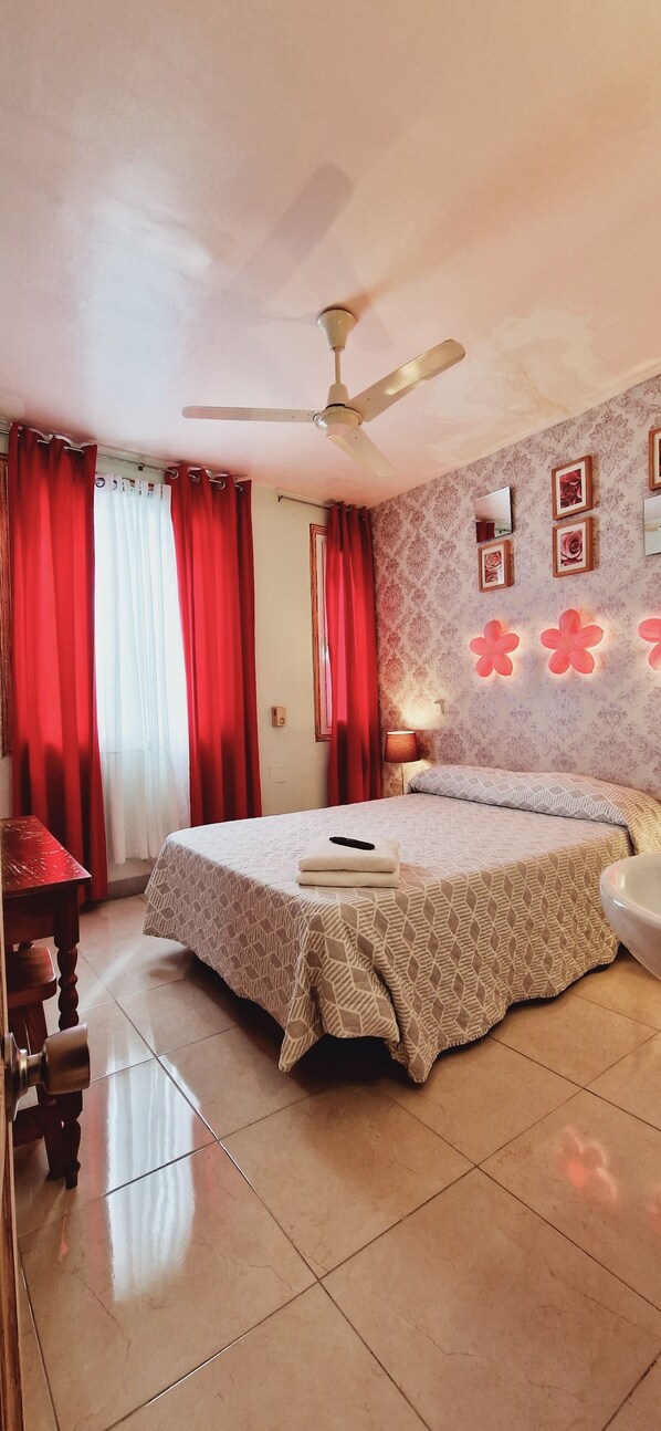 Double Room | Premium bedding, individually decorated, individually furnished, desk - Hostal Dolcevita (Madrid)