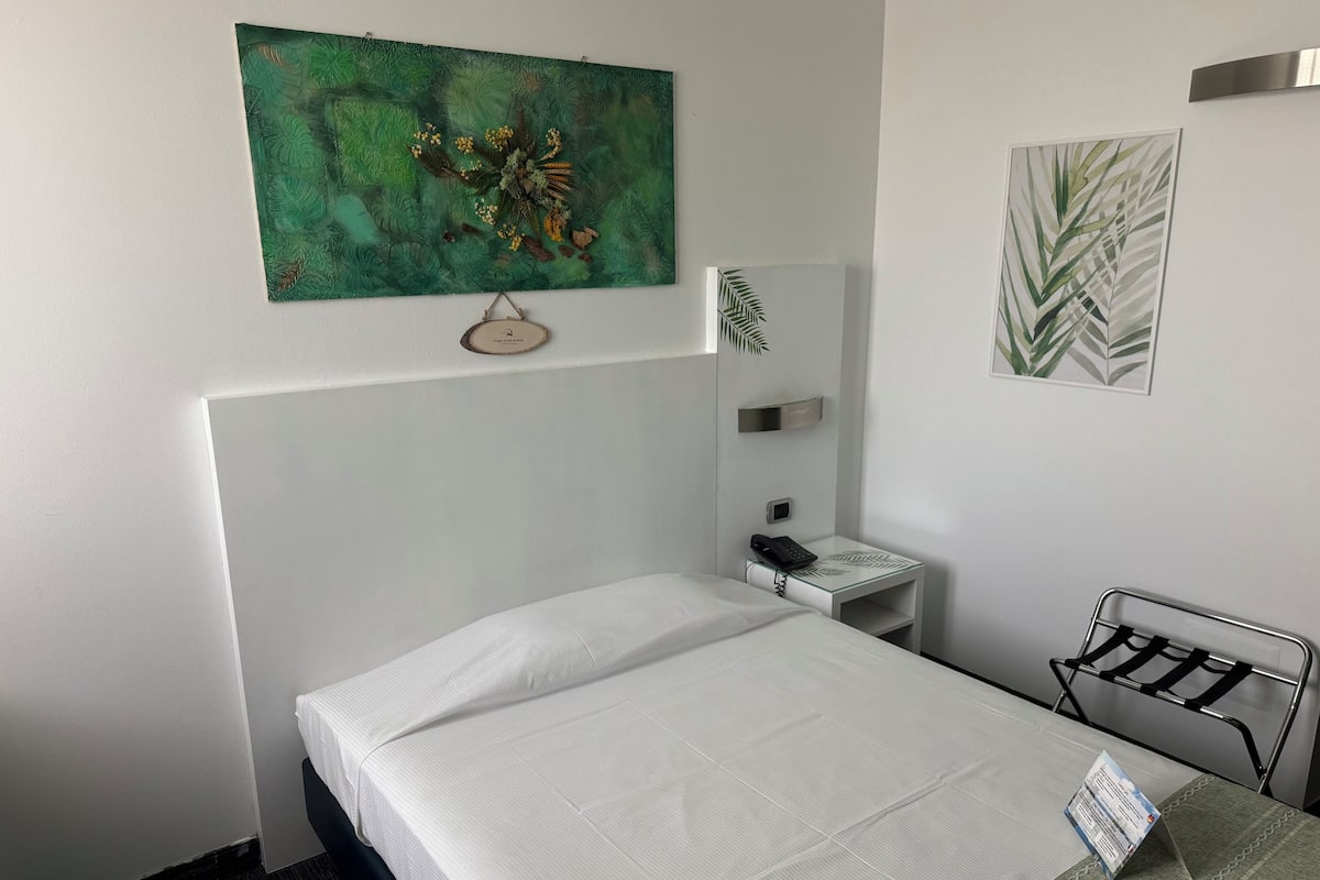 Cubrecamas, minibar, caja de seguridad en la habitación y escritorio