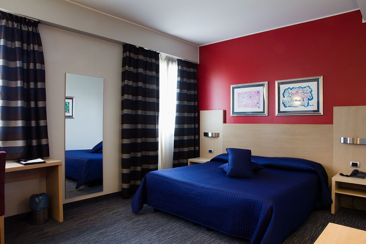 Hotel sporting. Отель Милан 5 звезд с красной машиной в ходе. Cologno.