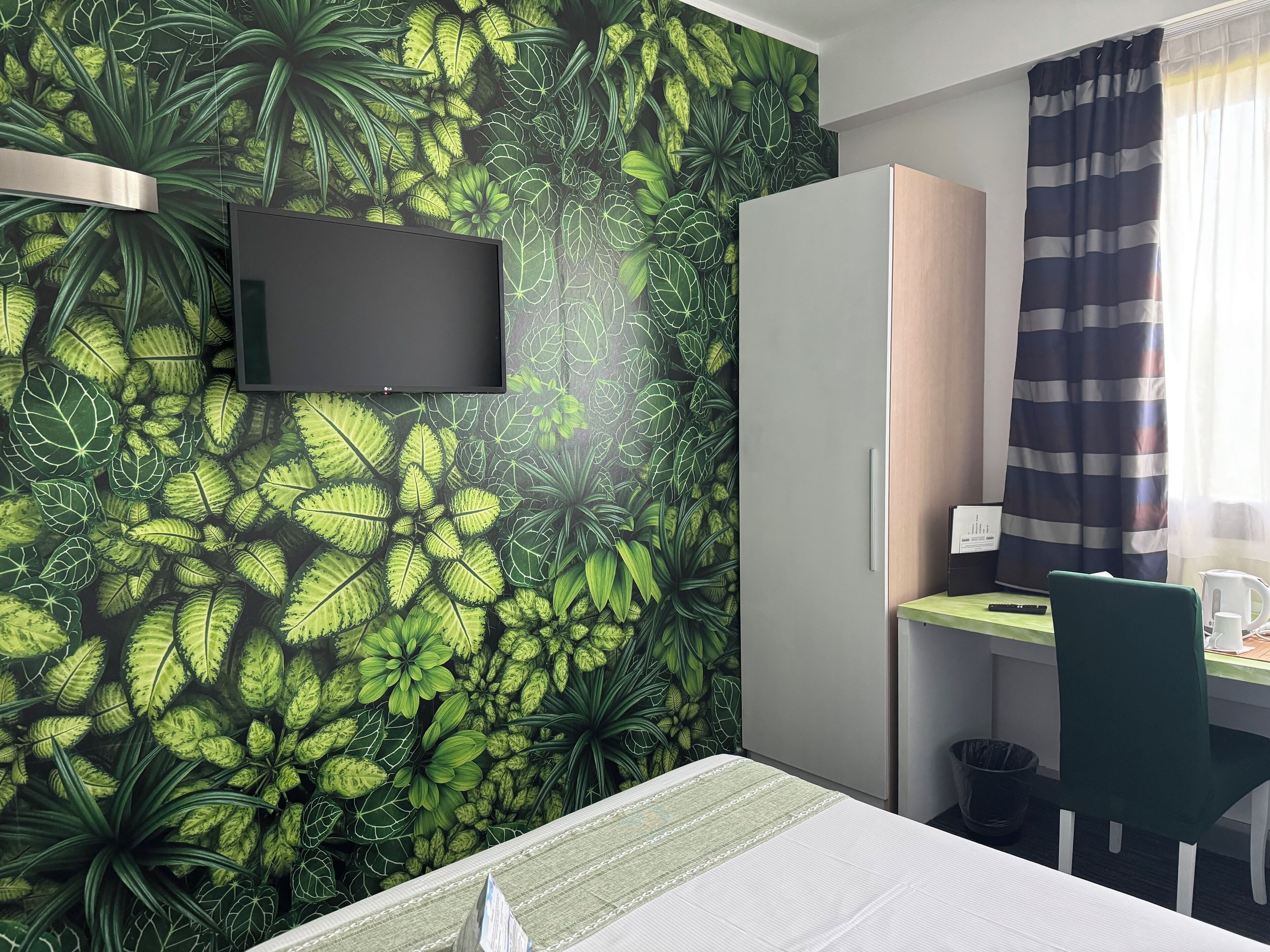 single room | down duvets, minibar, in-room safe, desk