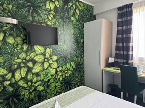Quarto solteiro | Edredons de pluma, frigobar, cofres nos quartos, escrivaninha