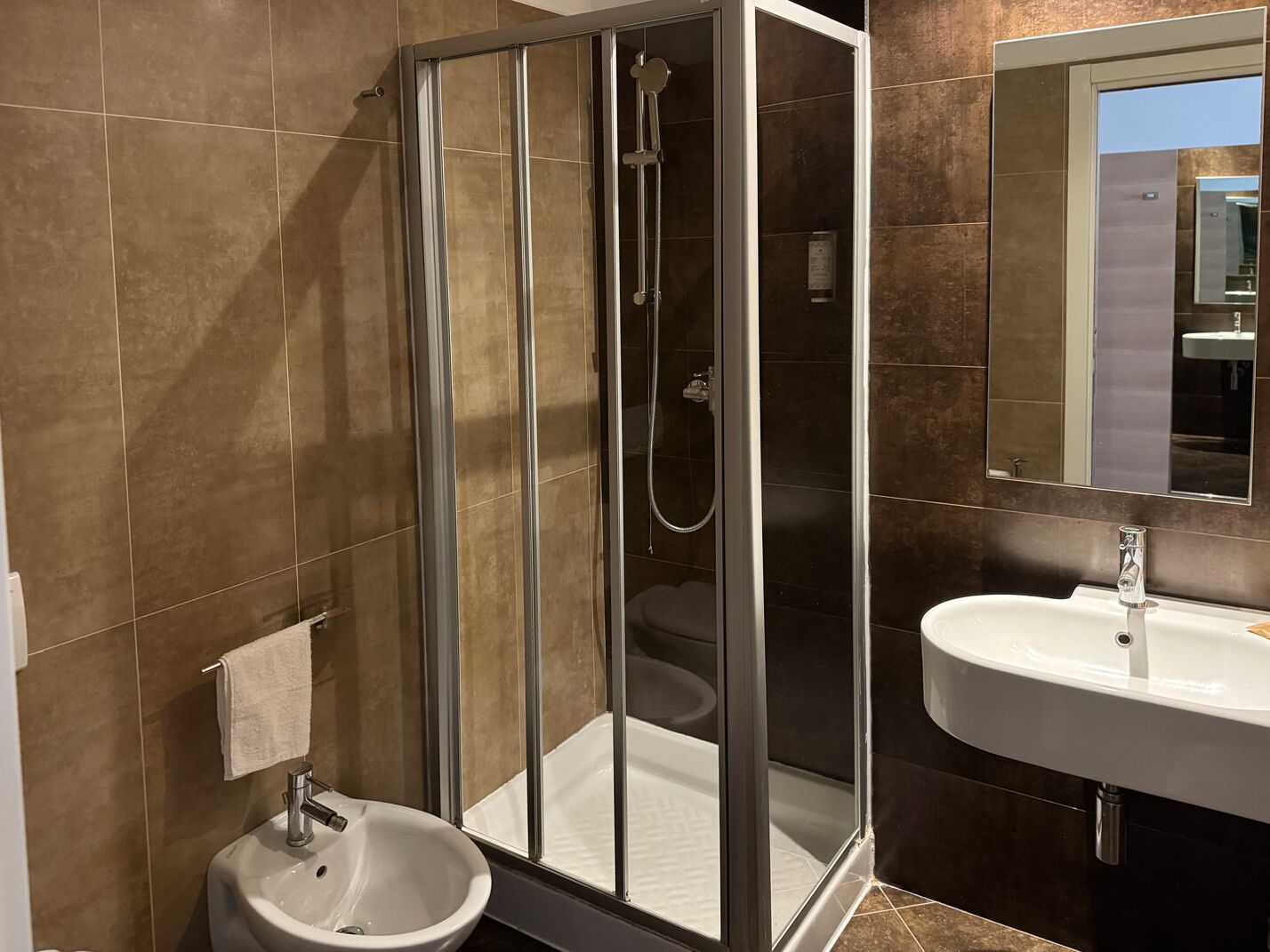 Dusche, kostenlose Toilettenartikel, Haartrockner, Bidet