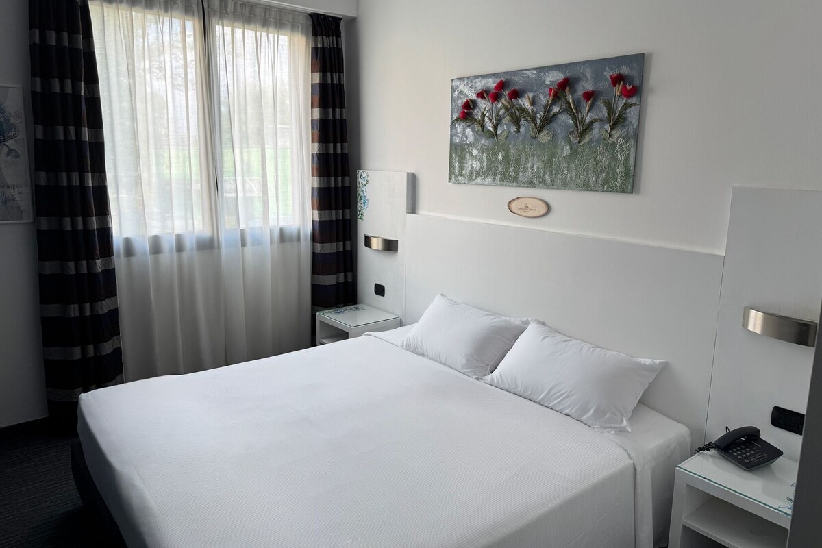 Down duvets, in-room safe, desk, blackout curtains