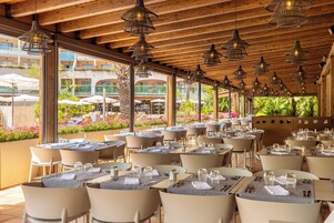 Se sirven desayunos, almuerzos y cenas; junto a la piscina