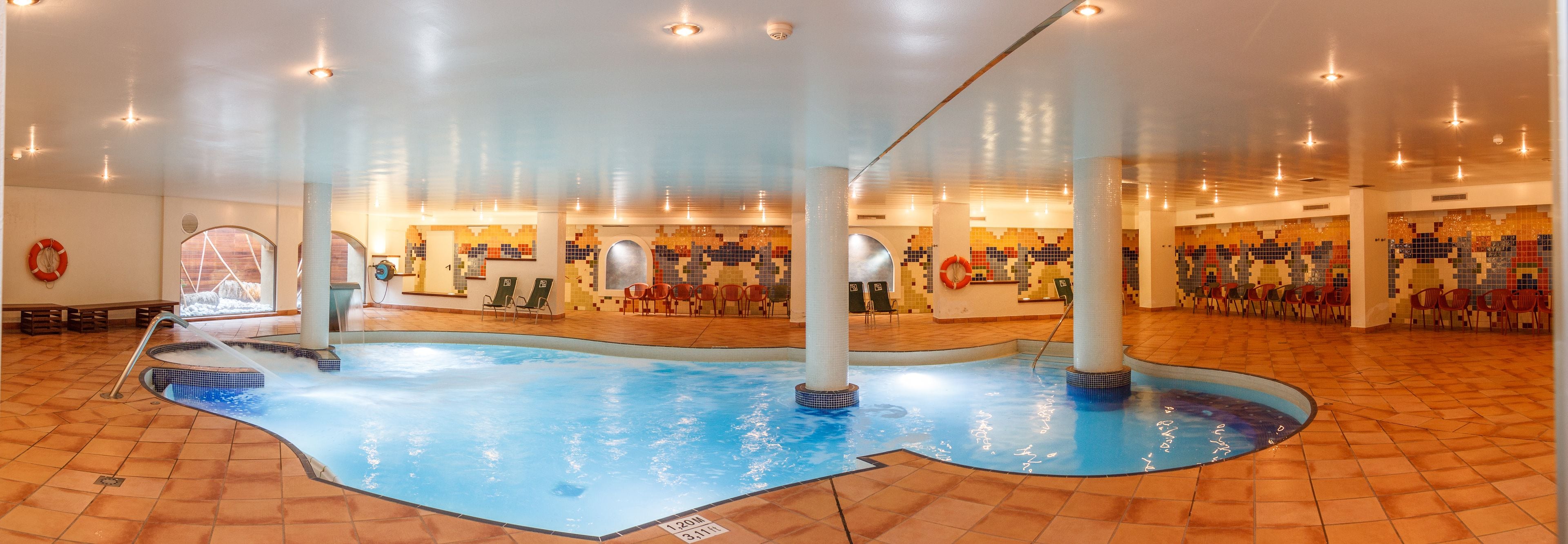 Ein Hallenbad mit gefliesten Wänden und Boden.