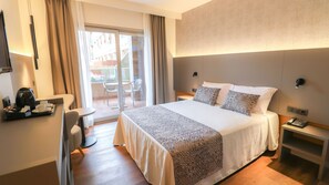 Double Room, Pool View | In-room safe, desk, free cribs/infant beds, free WiFi - Golden Bahía de Tossa & Spa (Tossa de Mar)