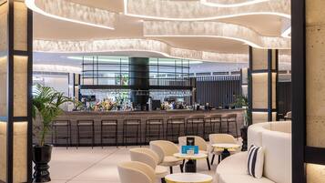 2 bars/lounges, een poolbar