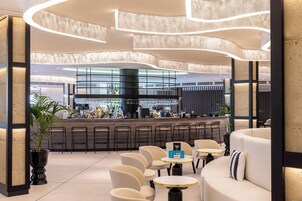 2 bares, bar junto a la piscina