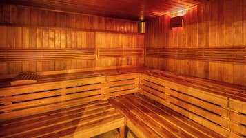 Una sauna con bancos de madera y un banco con respaldo.